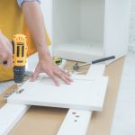 Usterka w domu – lodówka nie działa, pralka przecieka. Zobacz, jak zareagować